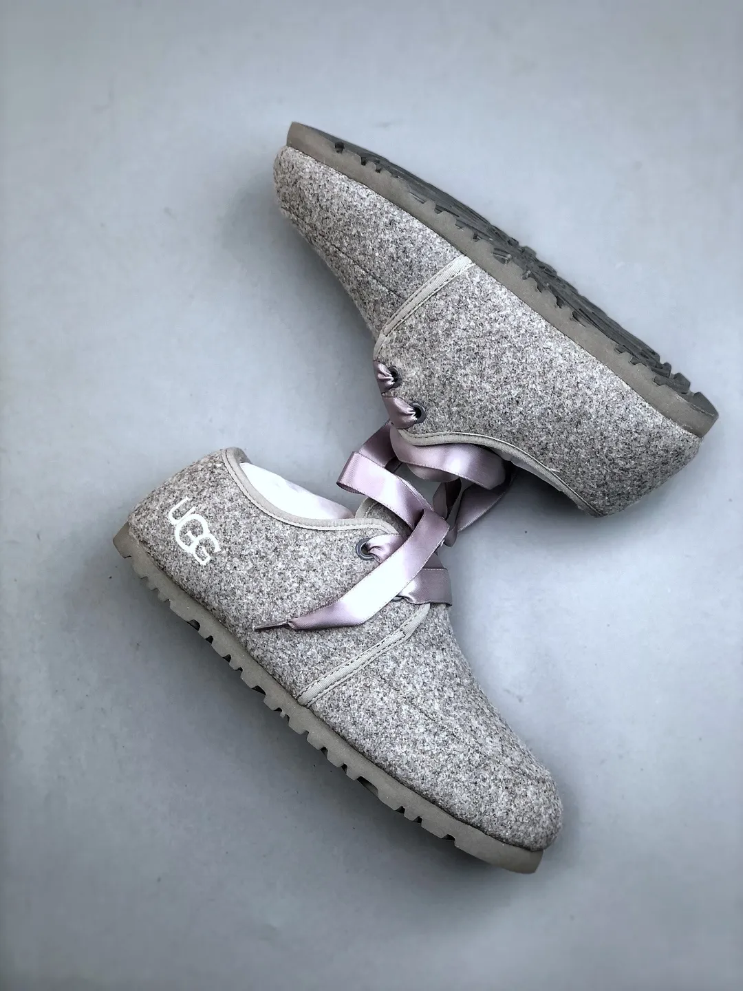 Local self-pickup 💰520 supports store release. The best-selling model on the entire network at the end of the year, UGG Mary Jane Mule slippers, 1.5CM thin sole, women's model, Xiaohongshu hot model, produced by a major foreign trade factory in Guangzhou, from toe to insole, real sheep fur, independent outer box packaging, craftsmanship, different from any version on the market, 1.5Ccm thin sole, independent original development of outsole, cashmere insole, keeping warm in winter, going out, and a very suitable choice for home use. This year uug launches a style series Partly catered to the preferences of young consumers, it has also moved to the forefront of fashion trends. Shoe body material: suede upper, 17mm UGGPURE™ implanted wool insole, lightweight non-slip and comfortable rubber outsole, with brand LOGO and trademark, with full packaging Size: 35-40